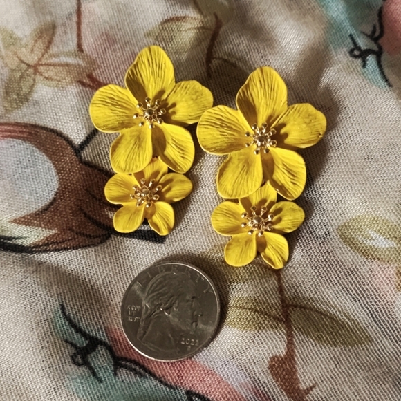 Yellow Daffodil Color Gold Metal Pierced Earrings NOC Plumeria - Picture 2 of 4